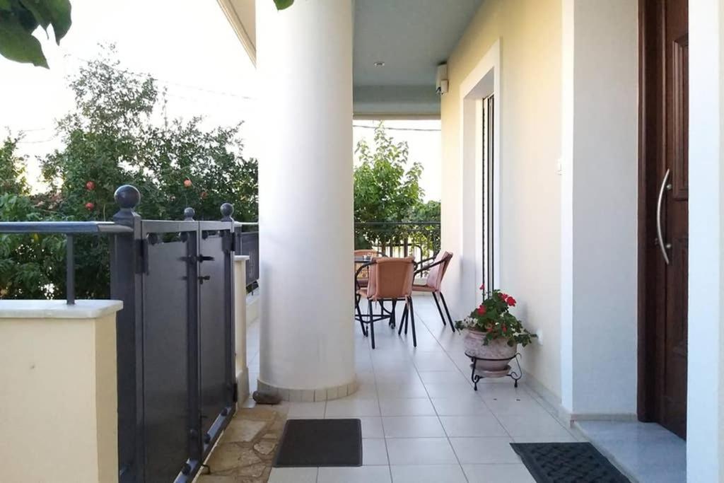 New, Bright, Cozy, Autonomous Apartment With Private Entrance And Garden, 42 M2, 5Min To The Beach And City Center Calamata Exterior foto