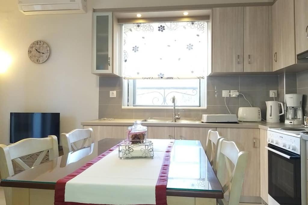 New, Bright, Cozy, Autonomous Apartment With Private Entrance And Garden, 42 M2, 5Min To The Beach And City Center Calamata Exterior foto