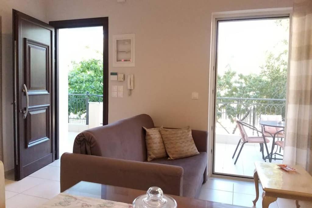 New, Bright, Cozy, Autonomous Apartment With Private Entrance And Garden, 42 M2, 5Min To The Beach And City Center Calamata Exterior foto
