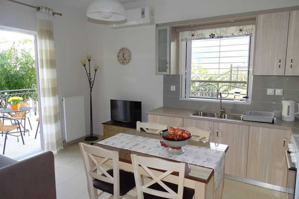 New, Bright, Cozy, Autonomous Apartment With Private Entrance And Garden, 42 M2, 5Min To The Beach And City Center Calamata Exterior foto