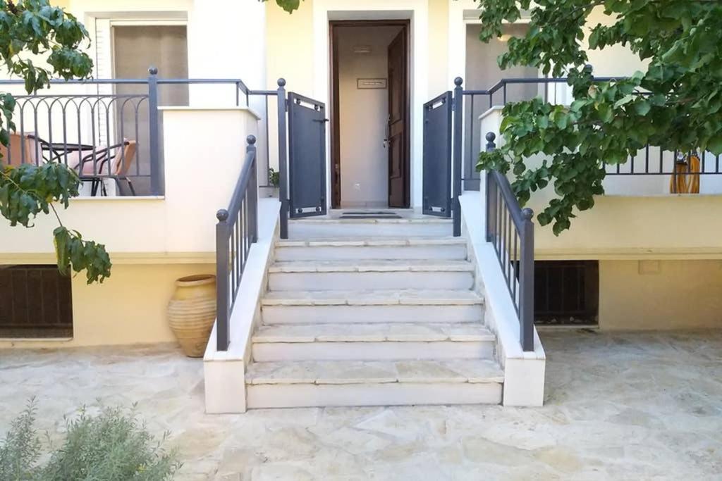 New, Bright, Cozy, Autonomous Apartment With Private Entrance And Garden, 42 M2, 5Min To The Beach And City Center Calamata Exterior foto